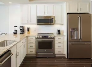 Private kitchen - Fantastic Hilton head beach suite! (Hilton Head Island)