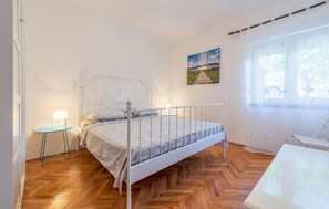 4 bedrooms, iron/ironing board, travel cot, free WiFi