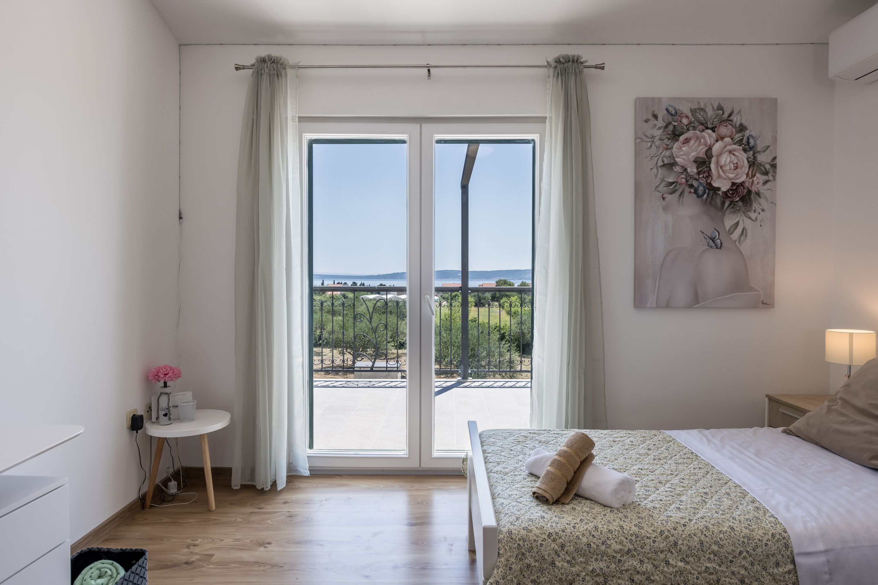 6 bedrooms, iron/ironing board, WiFi, bed sheets