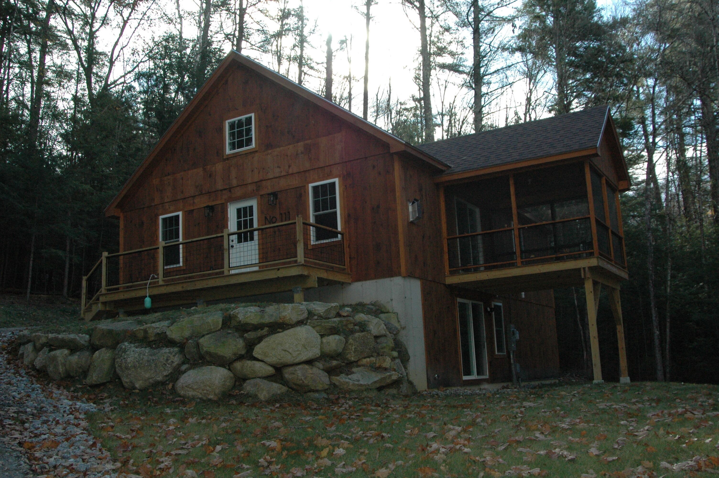 Charming Family Friendly Mountain Home, Hiking trails and river steps away 