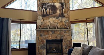 Summer Time! Hot Tub! Game Room, Large Wooded Lot, Hiking, Water Parks