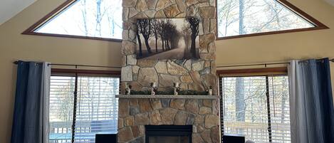 TV connectée, cheminée, jeux vidéo