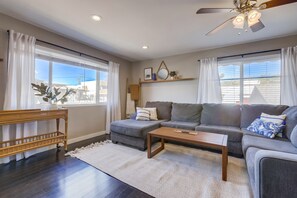 Una Smart TV, una chimenea, libros