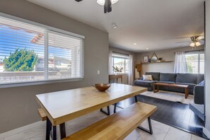 Smart-TV, Kamin, Bücher