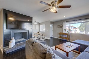 Smart TV, fireplace, books - Contemporary Coastal Retreat with Private Patio (San Clemente)