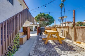 Outdoor dining - Contemporary Coastal Retreat with Private Patio (San Clemente)