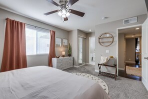 2 Schlafzimmer, Schreibtisch, Bügeleisen/Bügelbrett, Reisekinderbett