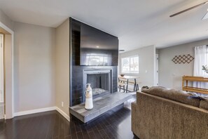 Smart TV, fireplace, books - Contemporary Coastal Retreat with Private Patio (San Clemente)