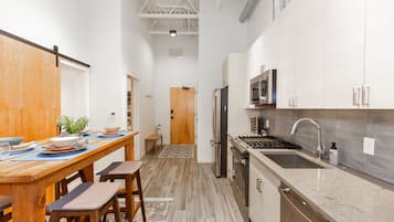 Fridge, oven, stovetop, dishwasher