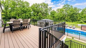 Une terrasse dotée de mobilier d’extérieur, d’une piscine et d’un belvédère.