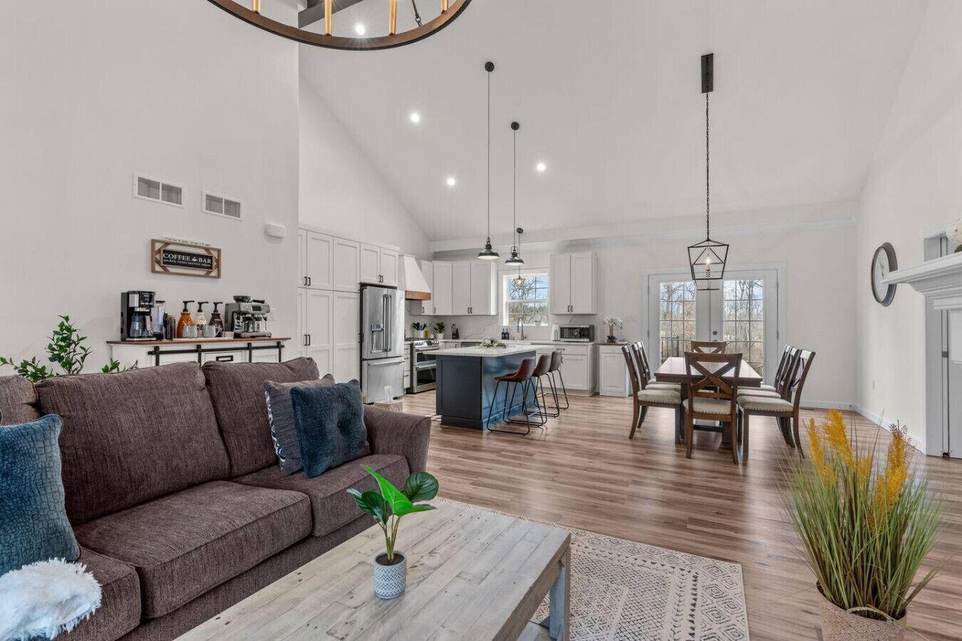 Smart-TV, Kamin, Tischfußball, Tischtennisplatte