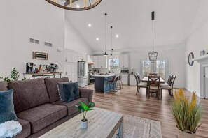 Smart-tv, een open haard, tafelvoetbal en een tafeltennistafel