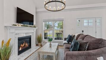 Smart-TV, Kamin, Tischfußball, Tischtennisplatte