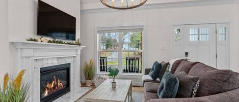 Smart-TV, Kamin, Tischfußball, Tischtennisplatte