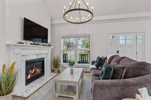 TV connectée, cheminée, baby-foot, table de tennis de table