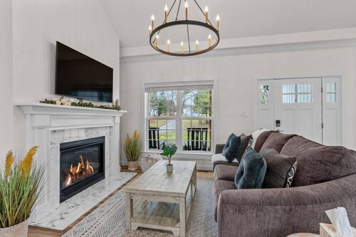 Haven 651, Modern Luxury near Historic Gettysburg and Liberty Mountain Ski Resort - Your Exclusive Escape! Private Seasonal Pool, Hot Tub, Pickleball, and even a Playground!