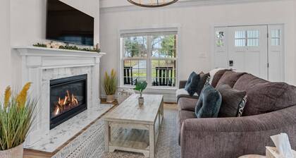 Haven 651, Modern Luxury near Historic Gettysburg and Liberty Mountain Ski Resort - Your Exclusive Escape! Private Seasonal Pool, Hot Tub, Pickleball, and even a Playground!