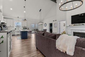 TV connectée, cheminée, baby-foot, table de tennis de table