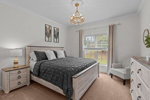 6 habitaciones, escritorio y tabla de planchar con plancha 