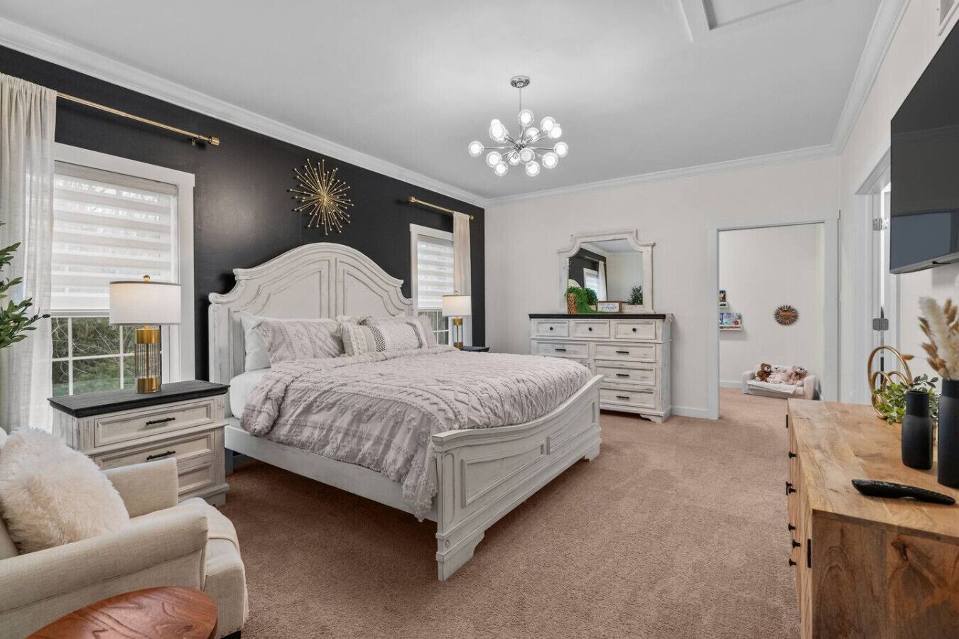 6 habitaciones, escritorio y tabla de planchar con plancha 