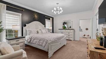 6 間睡房、書桌、熨斗/熨衫板、可攜式嬰兒床