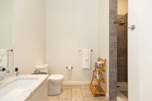 Séchoir à cheveux, serviettes fournies