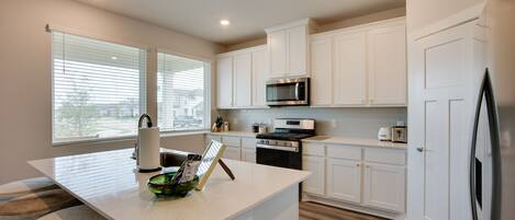 Refrigerador, microondas, horno y parrilla de estufa