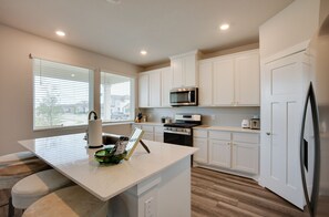 Fridge, microwave, oven, stovetop - New-Build College Station Home, Near Texas A & M! (College Station)