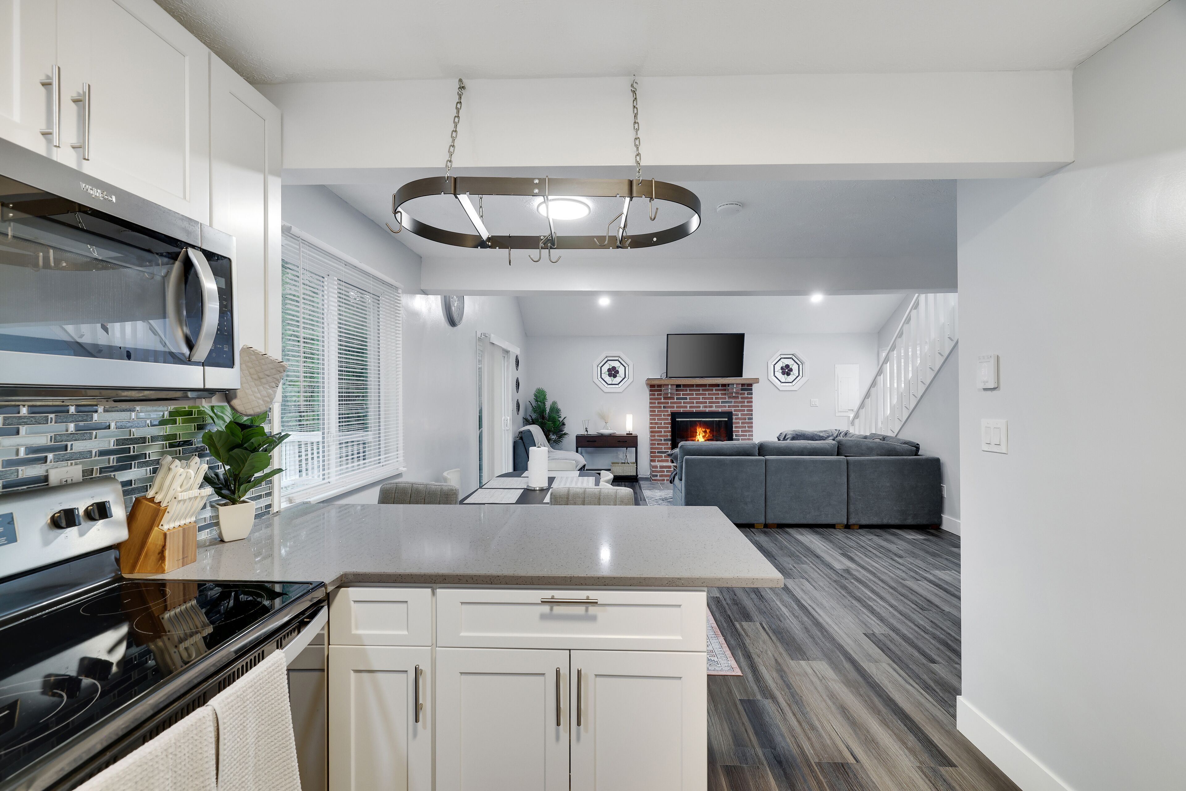 Refrigerador, microondas, horno y parrilla de estufa 