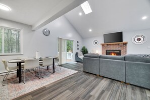 Dining - Cozy, Spacious House 'New' InTheCommunity+Fire Pit (Coolbaugh Township)