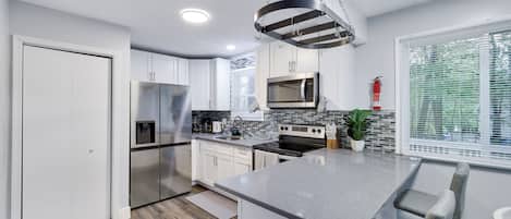 冷蔵庫、電子レンジ、オーブン、コンロ