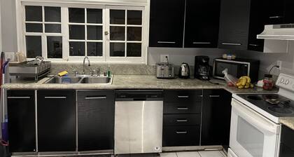 Cozi Spanish style 3 bedroom w/2 bath apartment