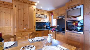 Réfrigérateur, micro-ondes, plaque de cuisson, lave-vaisselle