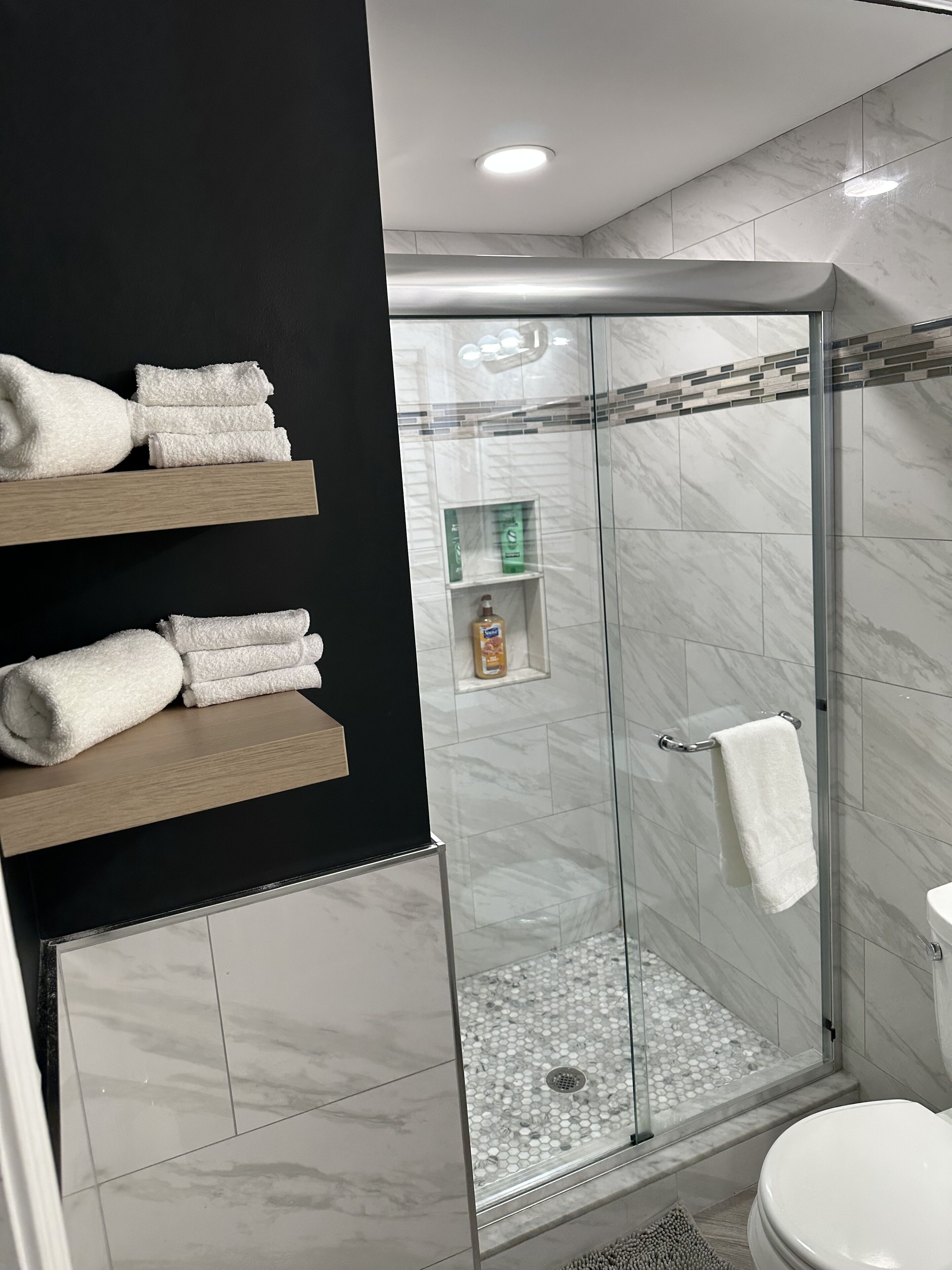Ducha, secador de pelo, toallas, jabón
