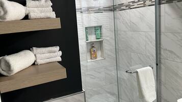Ducha, secador de pelo, toallas, jabón