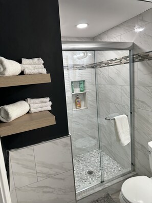 Shower, hair dryer, towels, soap - Relaxing Family friendly Apartment!!  (Manchester)
