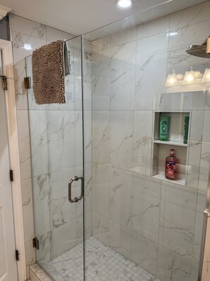 Shower, hair dryer, towels, soap - Relaxing Family friendly Apartment!!  (Manchester)
