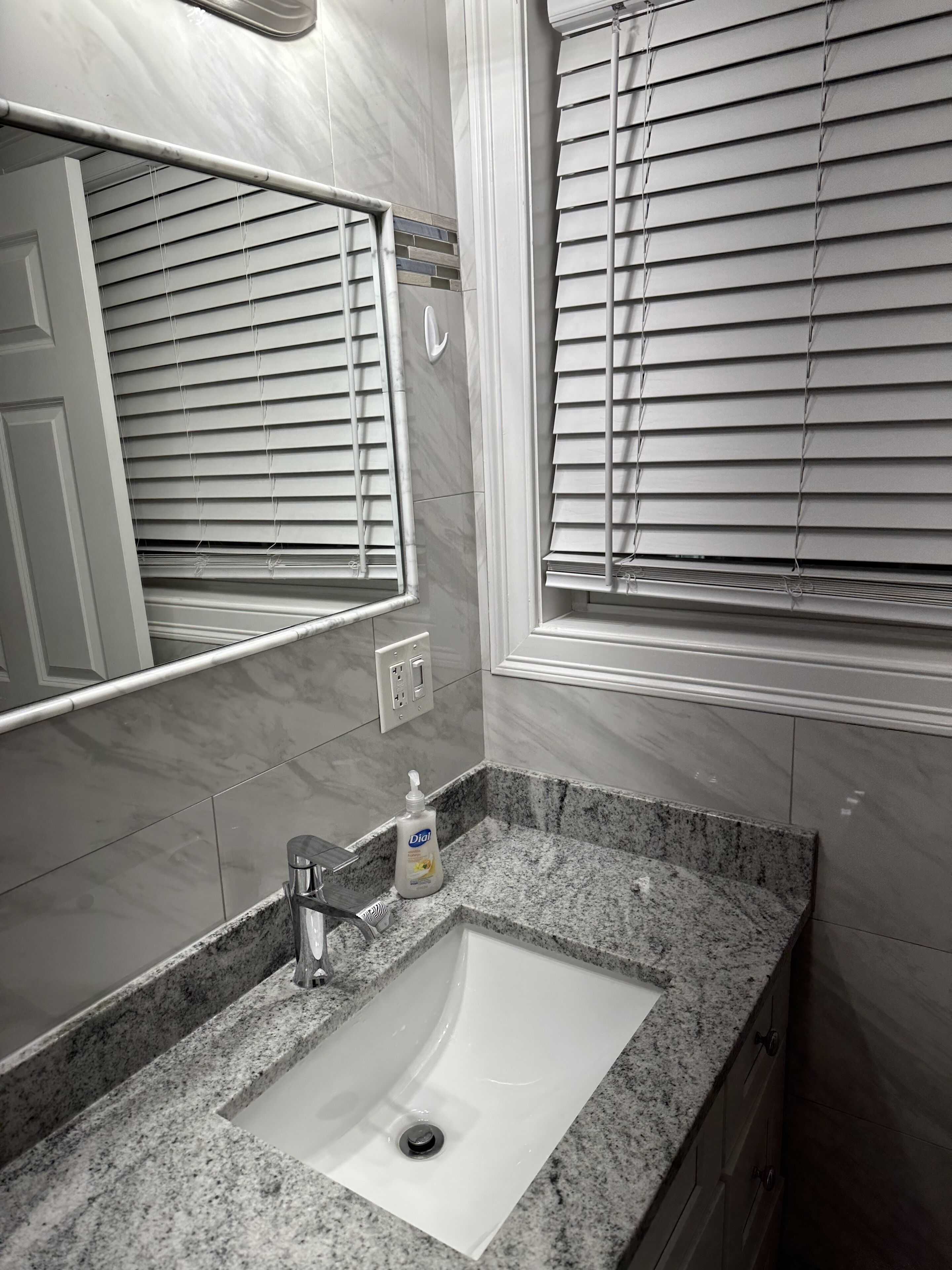 Dusj, hårføner, håndklær og såpe