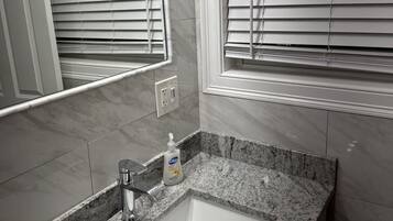 Dusj, hårføner, håndklær og såpe