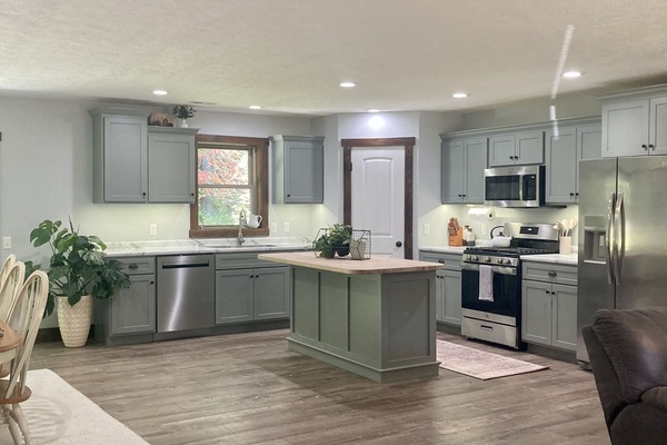 Frigorífico, microondas, horno y placa de cocina