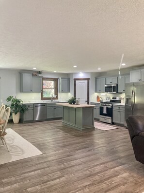 Réfrigérateur, four à micro-ondes, un four, surface de cuisson