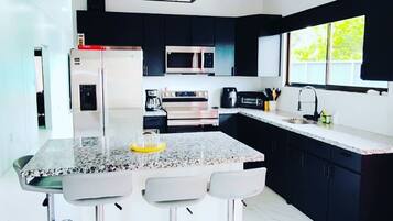 Refrigerador, microondas, horno y parrilla de estufa