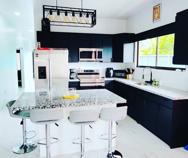 Kjøleskap, mikrobølgeovn, ovn og kokeplater