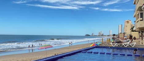 Sulla spiaggia, lettini da mare, teli da spiaggia