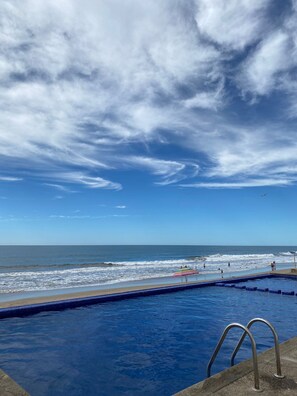 Outdoor pool - Ocean front and Ocean view.. Sleeps 8 (Mazatlán)