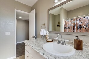 Chuveiro, secador de cabelo, toalhas de banho, sabonete