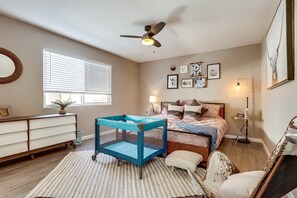 2 quartos, escrivaninha, ferros/tábuas de passar roupa, berço de viagem