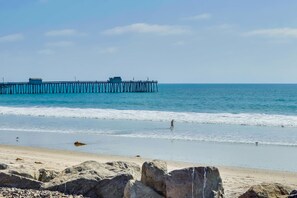 Chaises longues, serviettes de plage