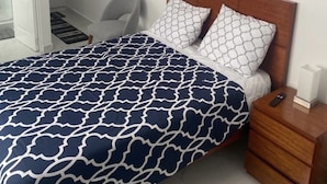 1 dormitorio, tabla de planchar con plancha, wifi y ropa de cama