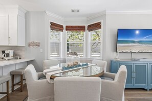 Dining - SeaQuinn Beach House in 30A | 12,000 sq' Resort Pool | 4 Bikes | My Beach Getaways (Seacrest Beach)